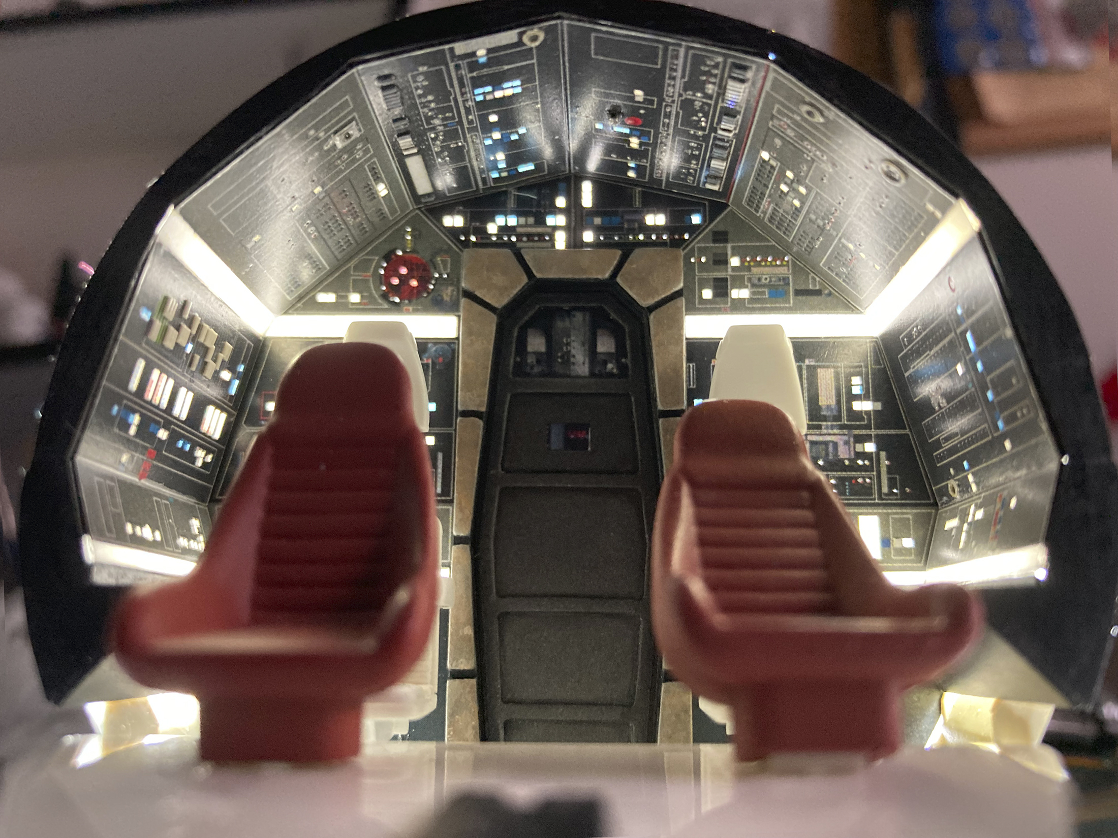 0000-Moska-Deagostini-Falcon-cockpit-01.jpg