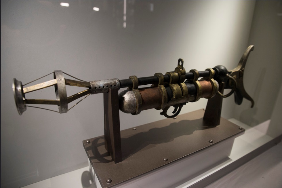 20,000 Leagues_Electric Speargun-Real Prop (7).jpg