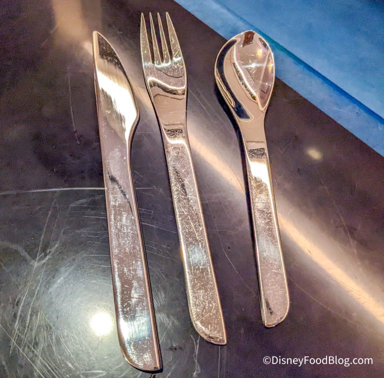 2022-wdw-star-wars-hotel-galactic-starcruiser-media-preview-crown-of-corellia-dining-room-flat...jpg