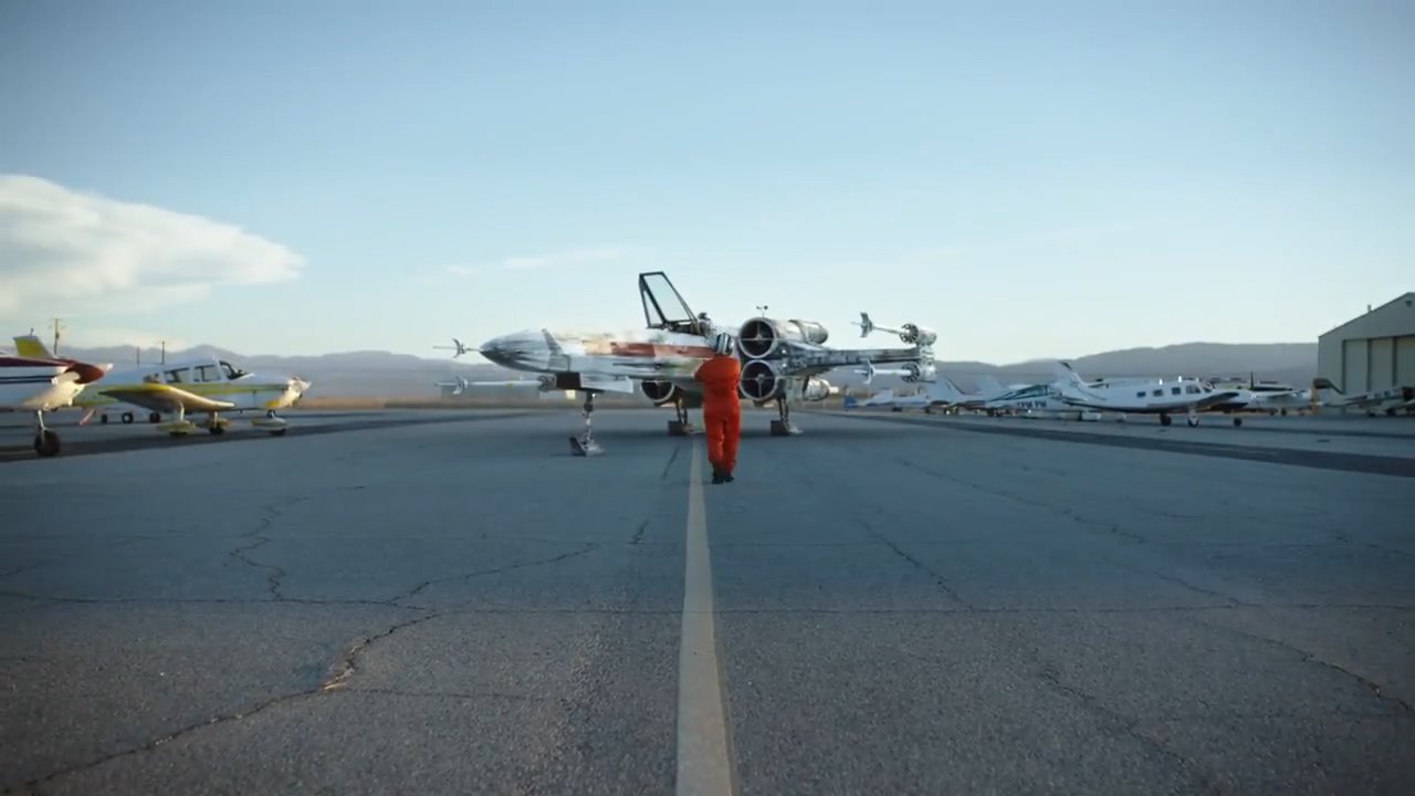 (58) Patty Jenkins Star Wars Rogue Squadron Movie RPF Costum.mp4_snapshot_01.17_[2020.12.11_01...jpg