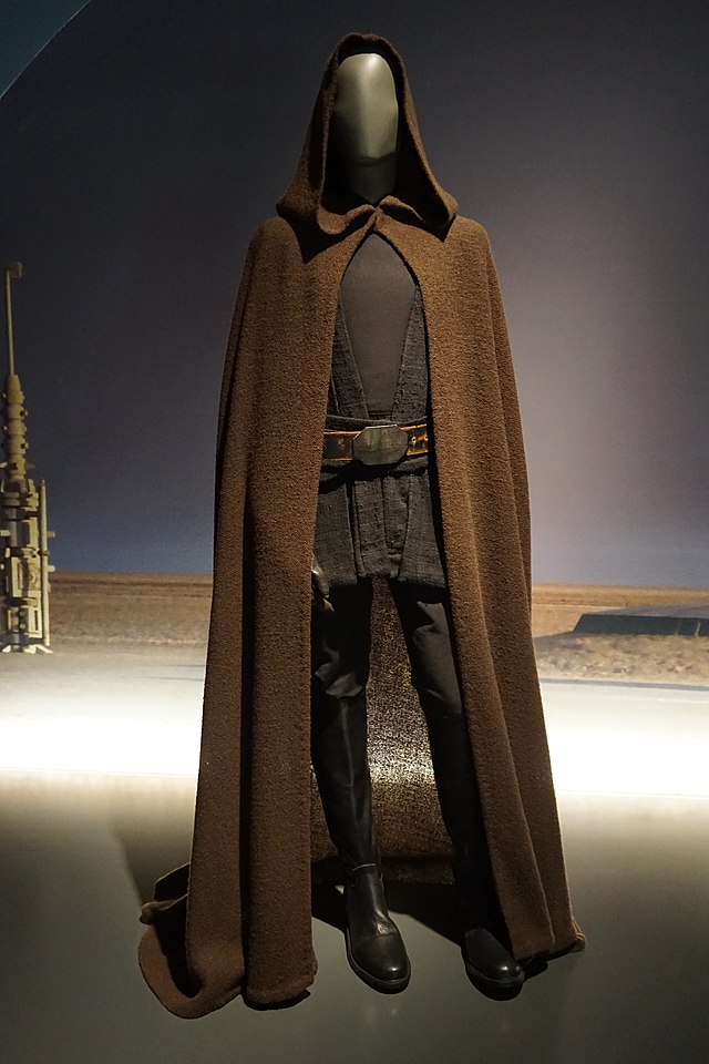 640px-Star_Wars_and_the_Power_of_Costume_July_2018_08_(Luke_Skywalker's_Jedi_robes_from_Episod...jpg