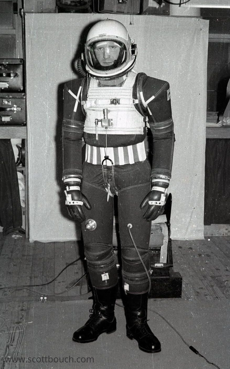 aea-bwt-windak-full-pressure-suits-helmets-02.jpg