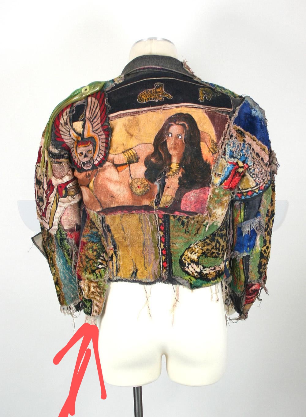 Alas-the-mystical-and-gorgeously-elaborated-jacket-worn-by-Alex~2.jpg