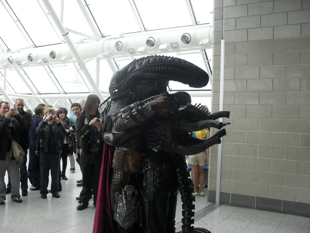 alien_and_predator_brohug_by_joodude-d3hg4g7.jpg