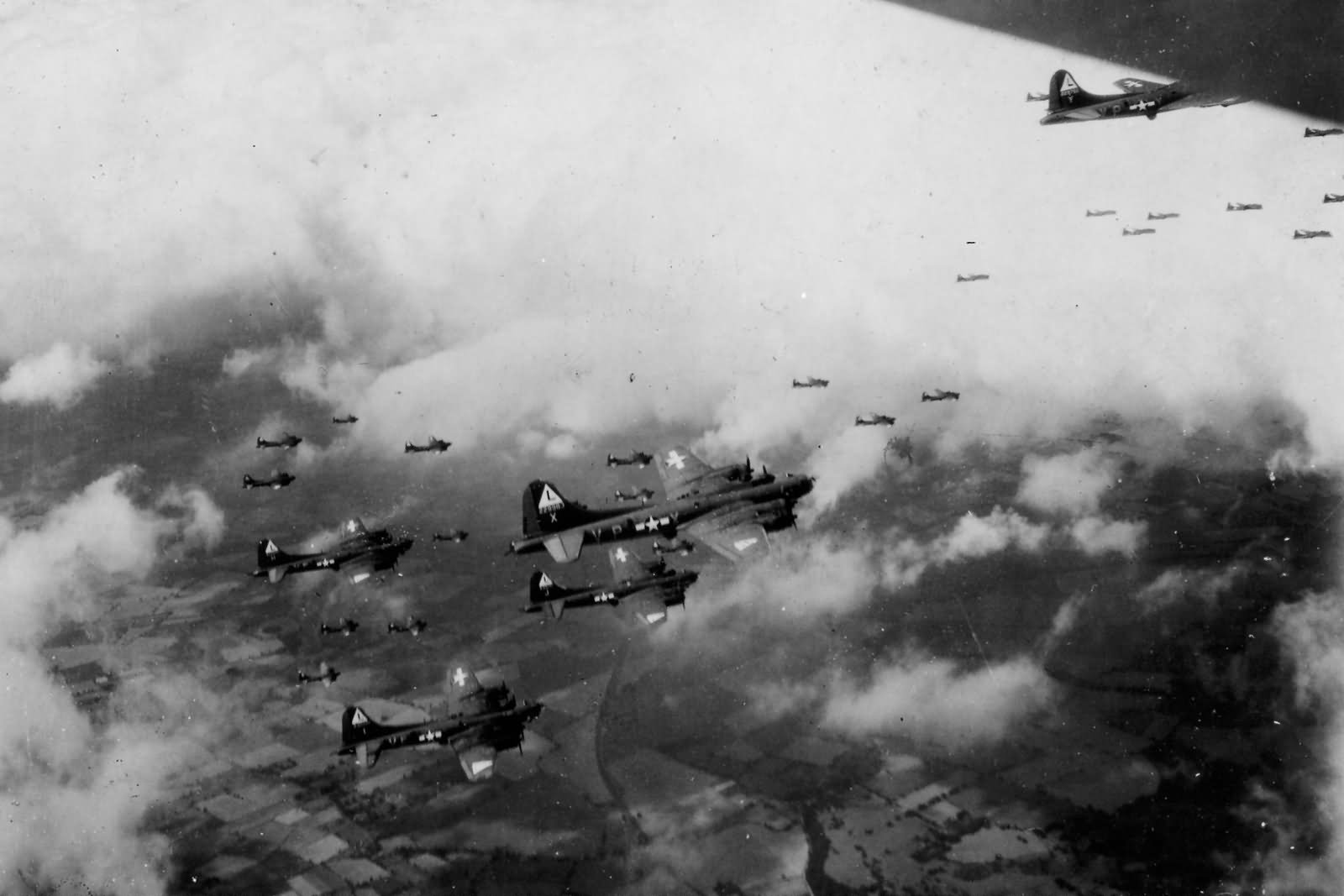 B-17_Formation_381_bomb_group_533_bomb_squadron.jpg