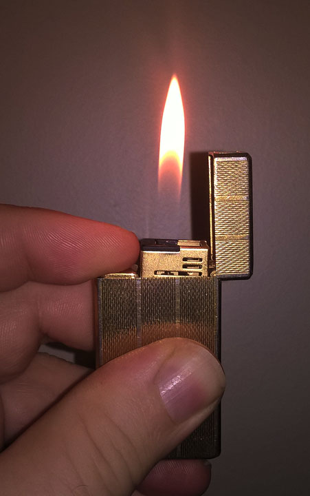 Colibri Molectric 88 Gold Lighter Lit s.jpg