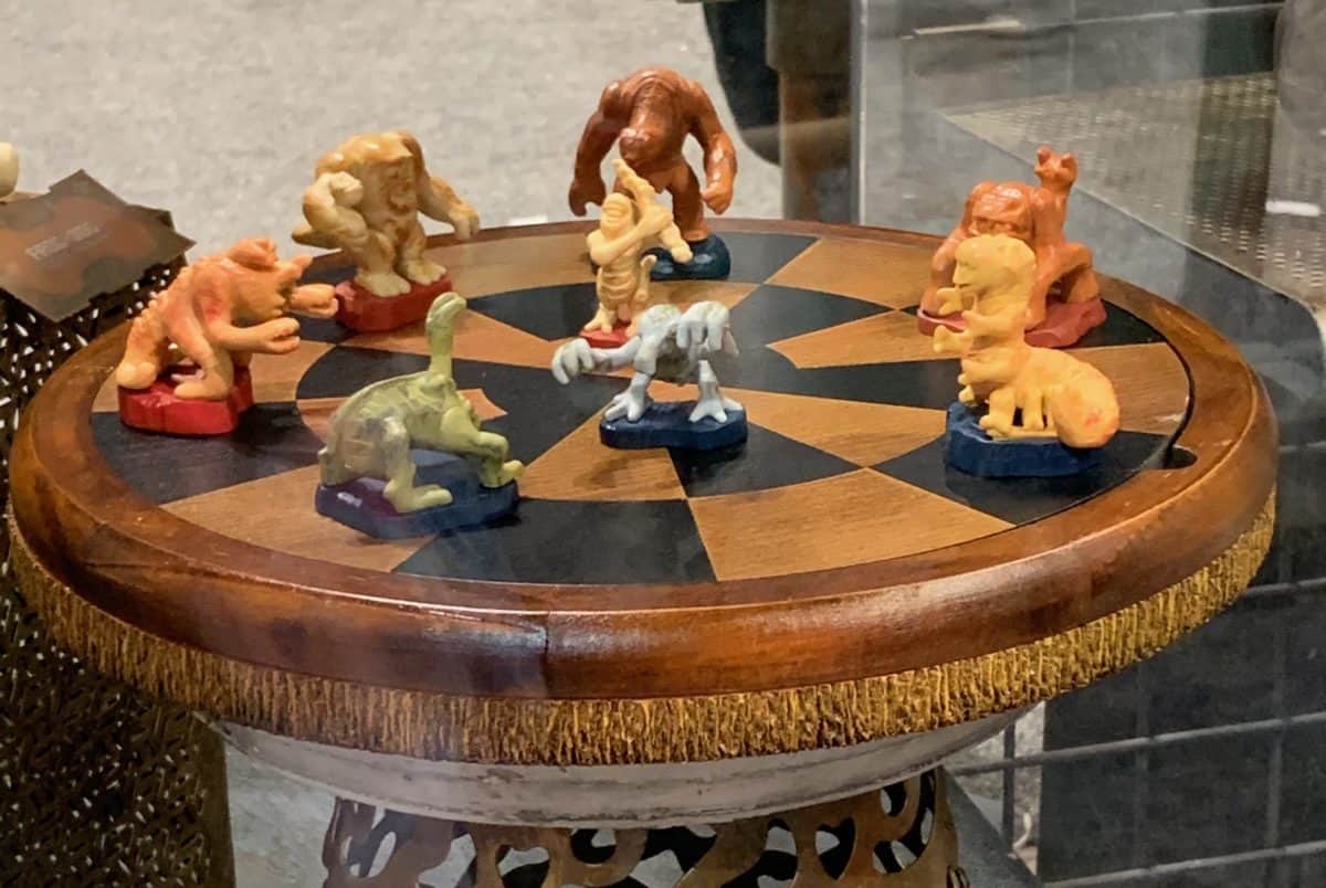 darian-toymaker-wooden-dejarik-board-game-1200x804.jpg