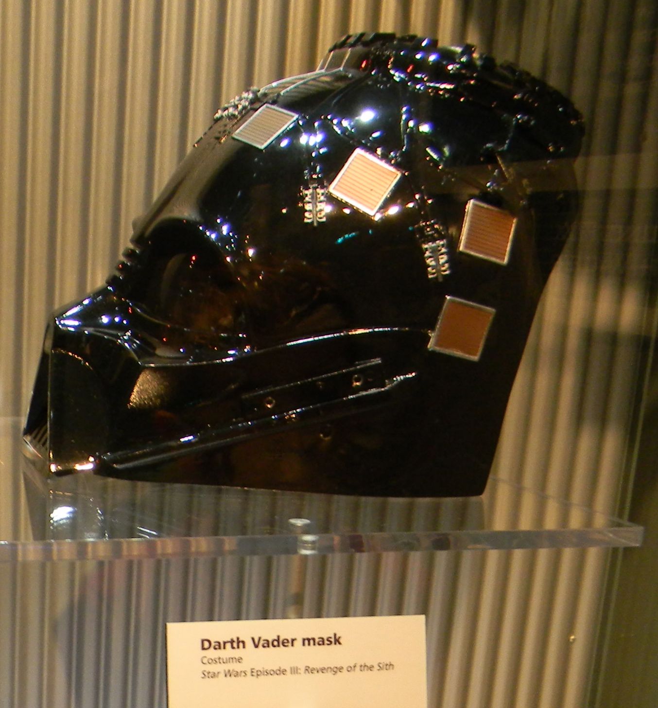 Darth-Vader-mask-from-ROTS-star-wars-revenge-of-the-sith-28054944-1354-1456.jpg