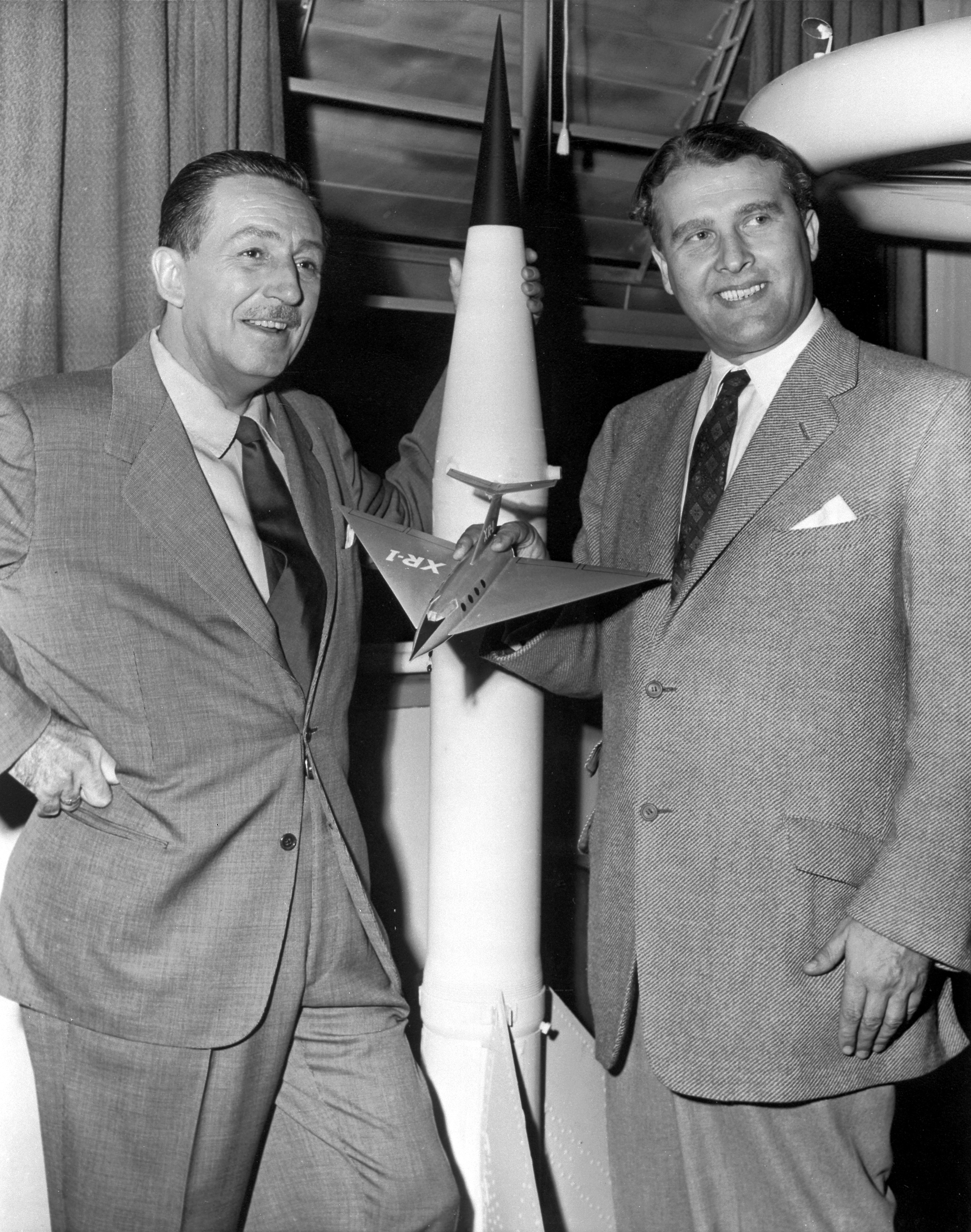 Disney_and_Dr._Wernher_von_Braun_-_GPN-2000-000060.jpg