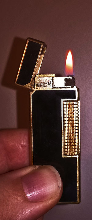 Dunhill Rollagas Black Gold Lit s.jpg