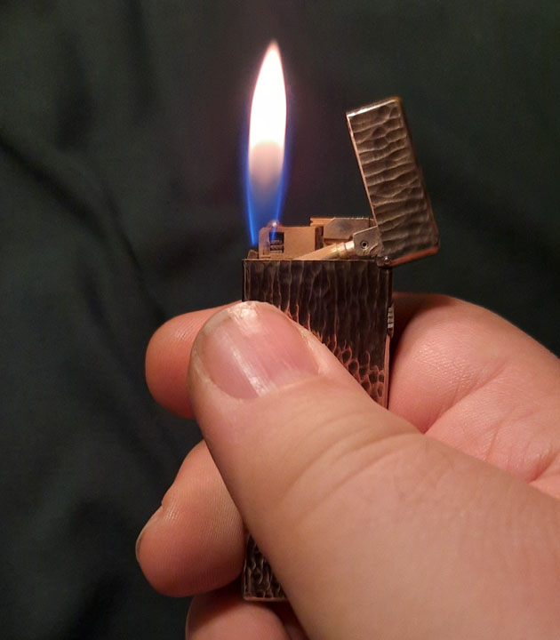 Dunhill Rollagas Silver Bark 02 Lit.jpg