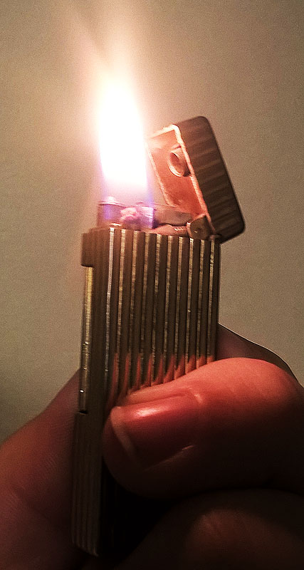 Dunhill Rollalite Gold Stripe  Lit s.jpg