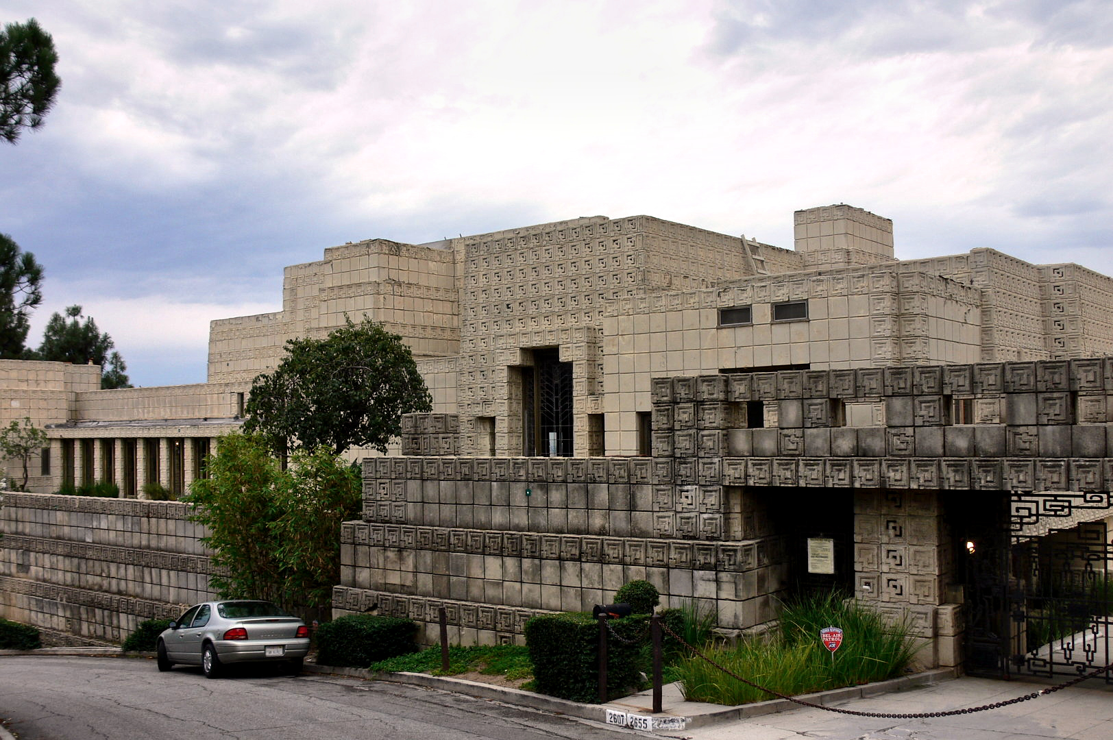 Ennis_House_front_view_2005.jpg