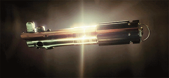 eres-that-lightsaber-breaking-during-the-last-jedi.gif