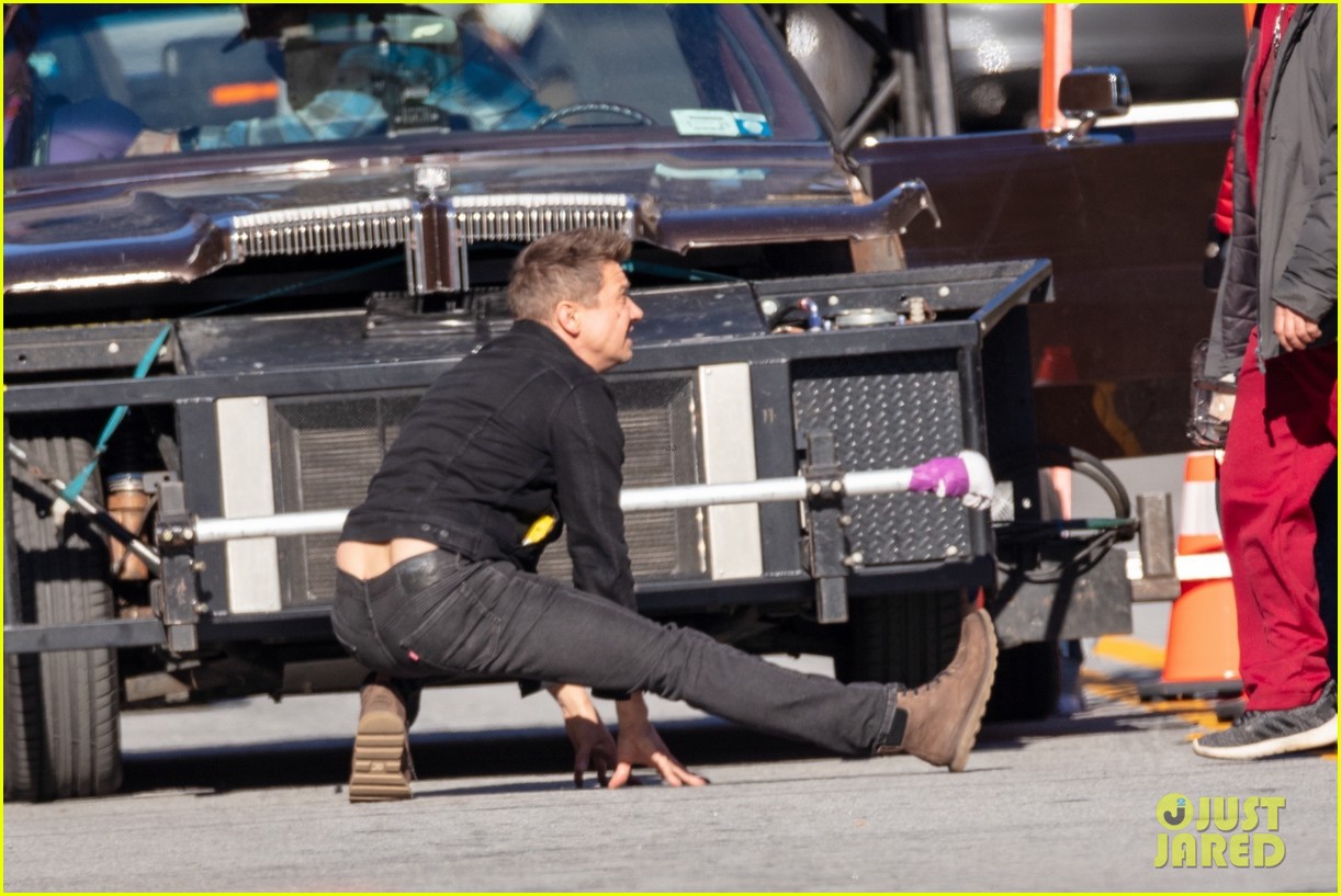 hailee-steinfeld-jeremy-renner-continue-filming-hawkeye-in-atlanta-14.jpg