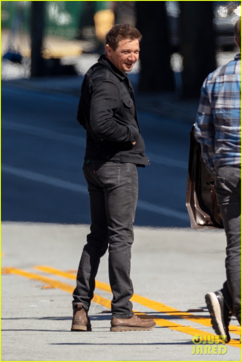 hailee-steinfeld-jeremy-renner-continue-filming-hawkeye-in-atlanta-57.jpg