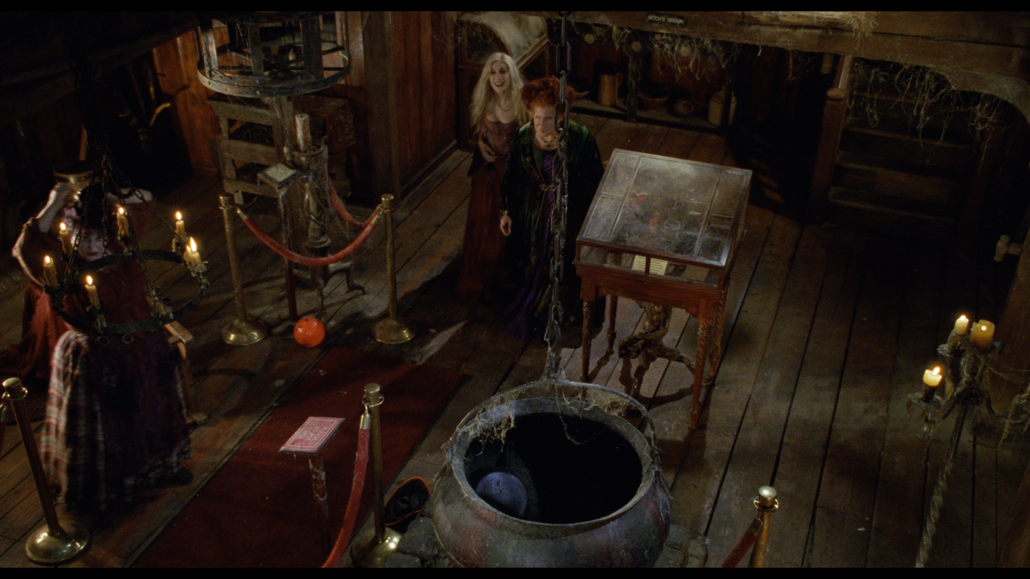 Hocus Pocus 1993 2160p UHD BluRay REMUX HDR HEVC DTS-HD MA 5 1-1YR1.mkv_snapshot_00.34.38_[202...png