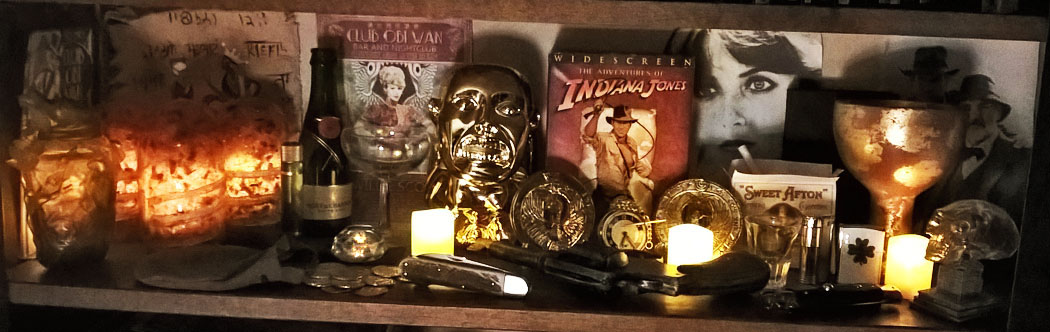 Indy Bookshelf Both Knives Med Lit s.jpg