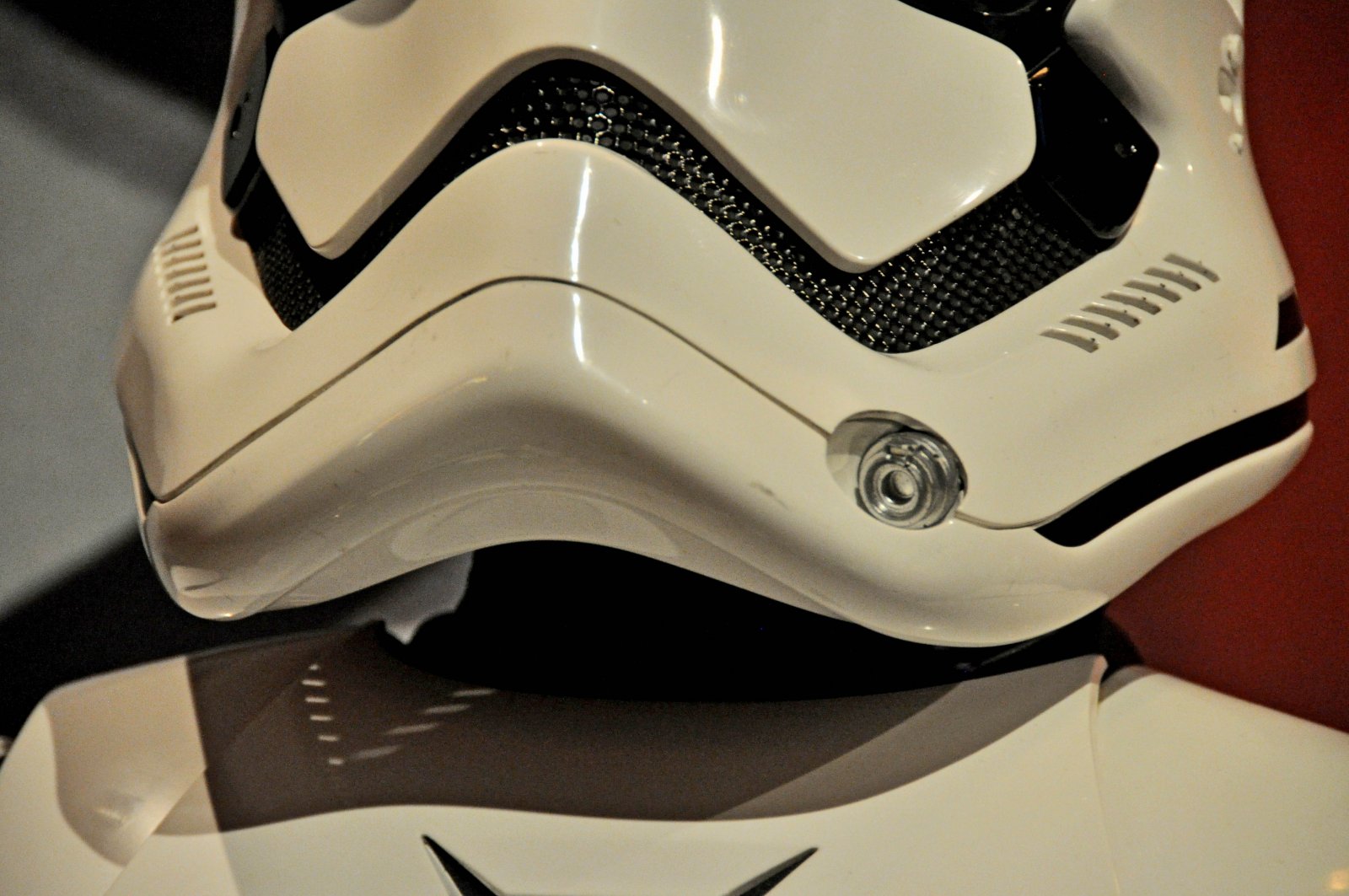 large.star-wars-tfa-stormtrooper-helmet-mic-detail_23565280902_o.jpg.f52258ac90a0fa099b09568c8...jpg