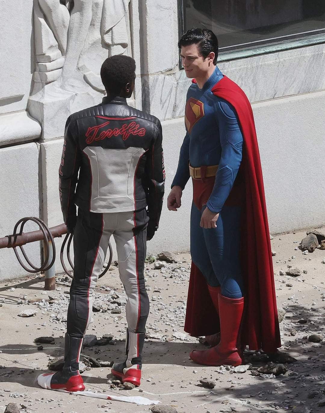 -look-at-the-new-superman-costume-v0-zsgge63muk8d1.jpg