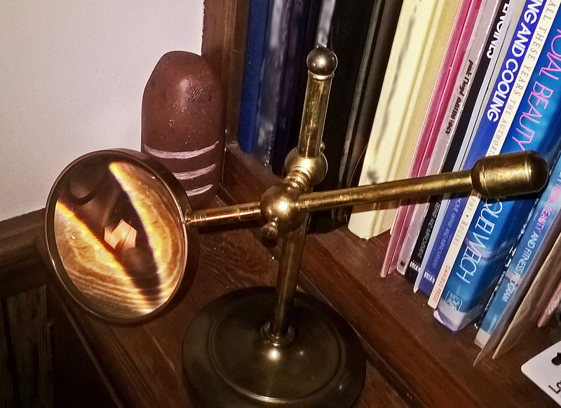 Magnifying Stand 02s.jpg