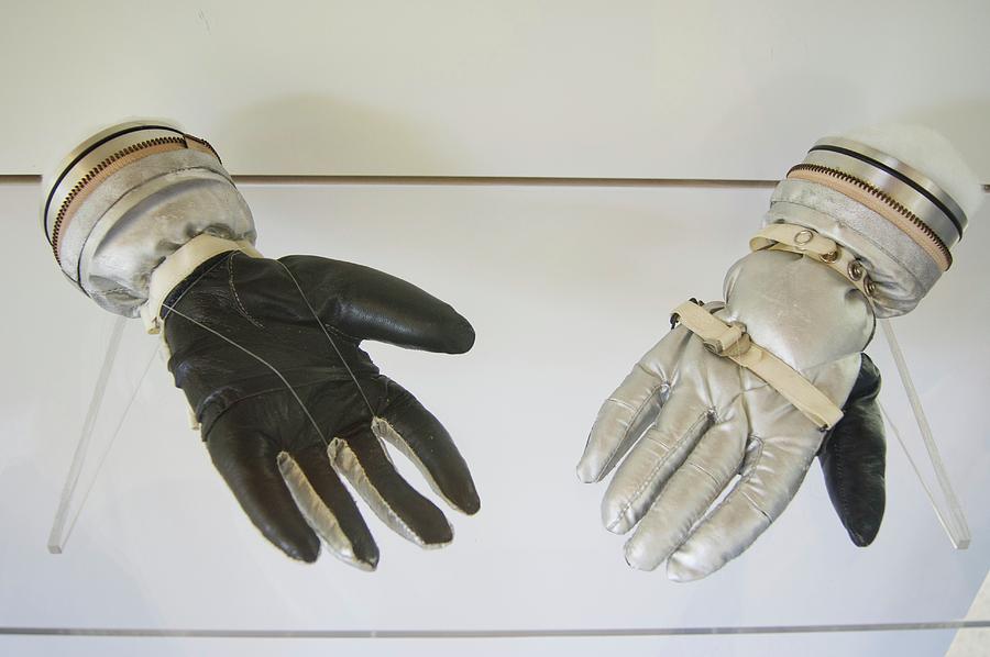 mercury-spacesuit-gloves-mark-williamsonscience-photo-library.jpg