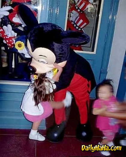 mickey_mouse_kick_nuts.jpg
