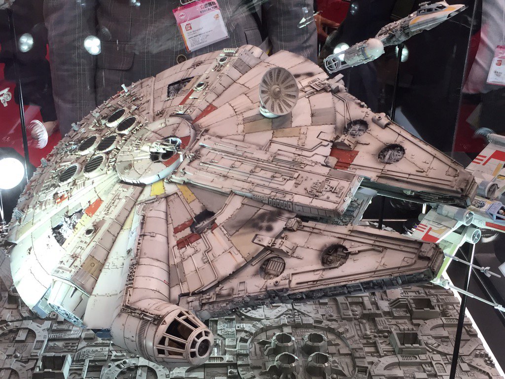 Millenium-Falcon-2016-International-Tokyo-Toy-Show.jpg