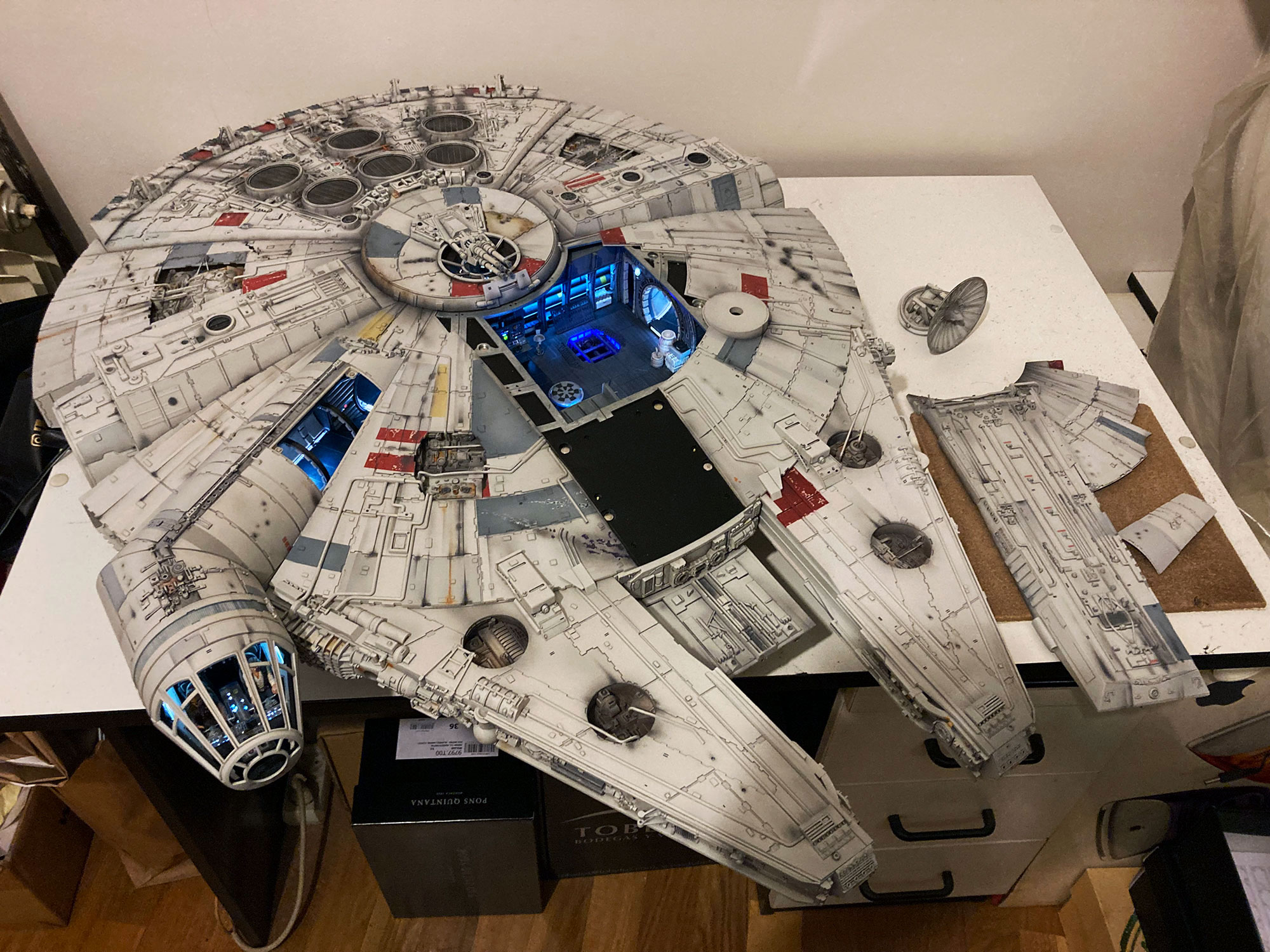 Moska-Deagostini-millennium-Falcon-lights.jpg