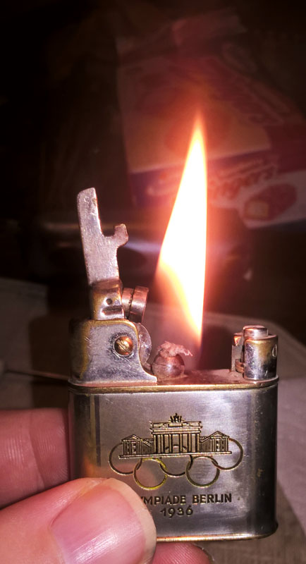 Olympiade Berlin Lighter Lit s.jpg