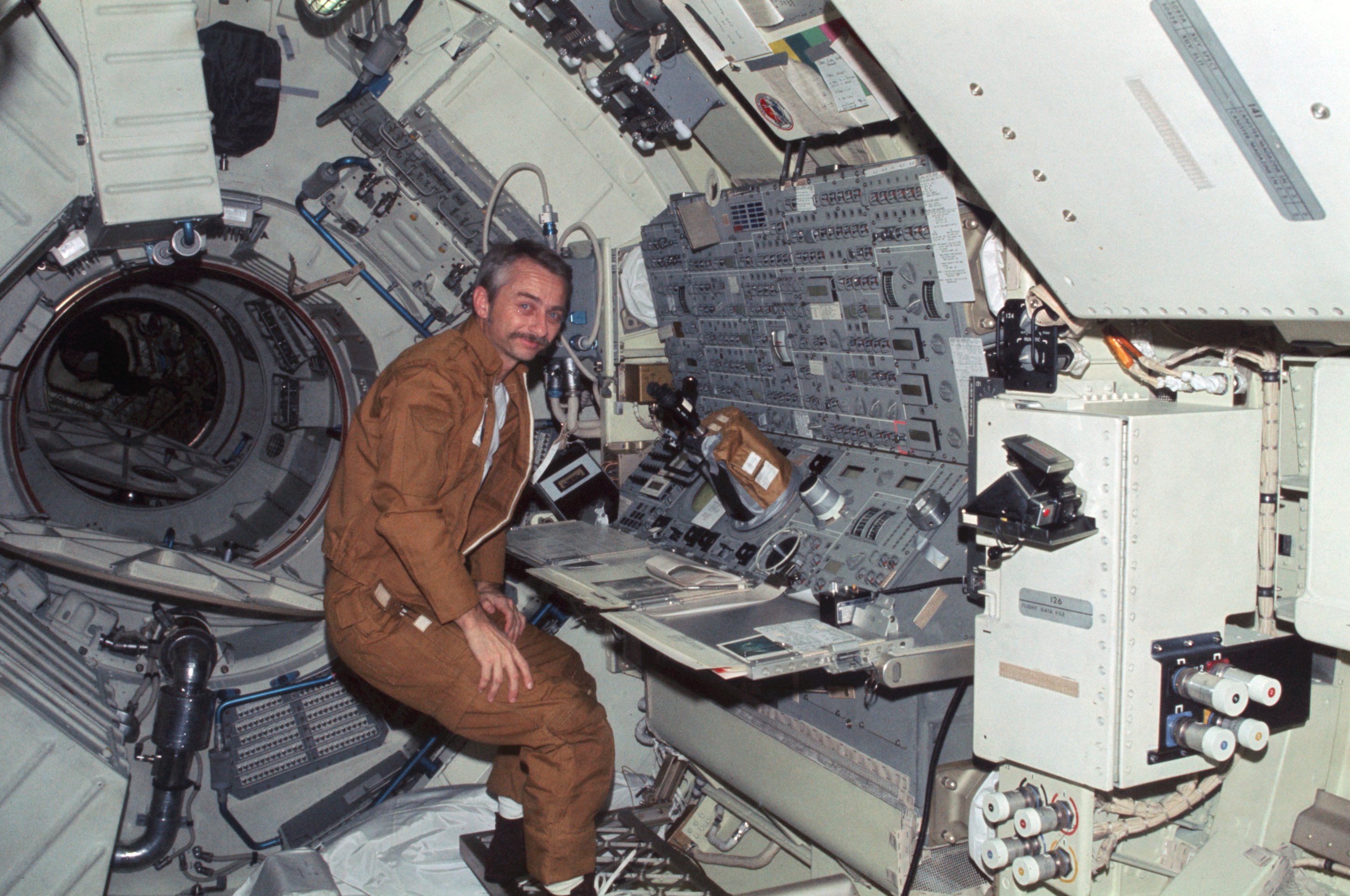 Owen_Garriott_at_the_Apollo_Telescope_Mount_console.jpg