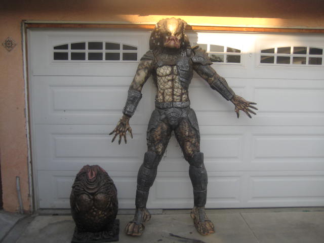 Predator_lifesize_statue_1.JPG