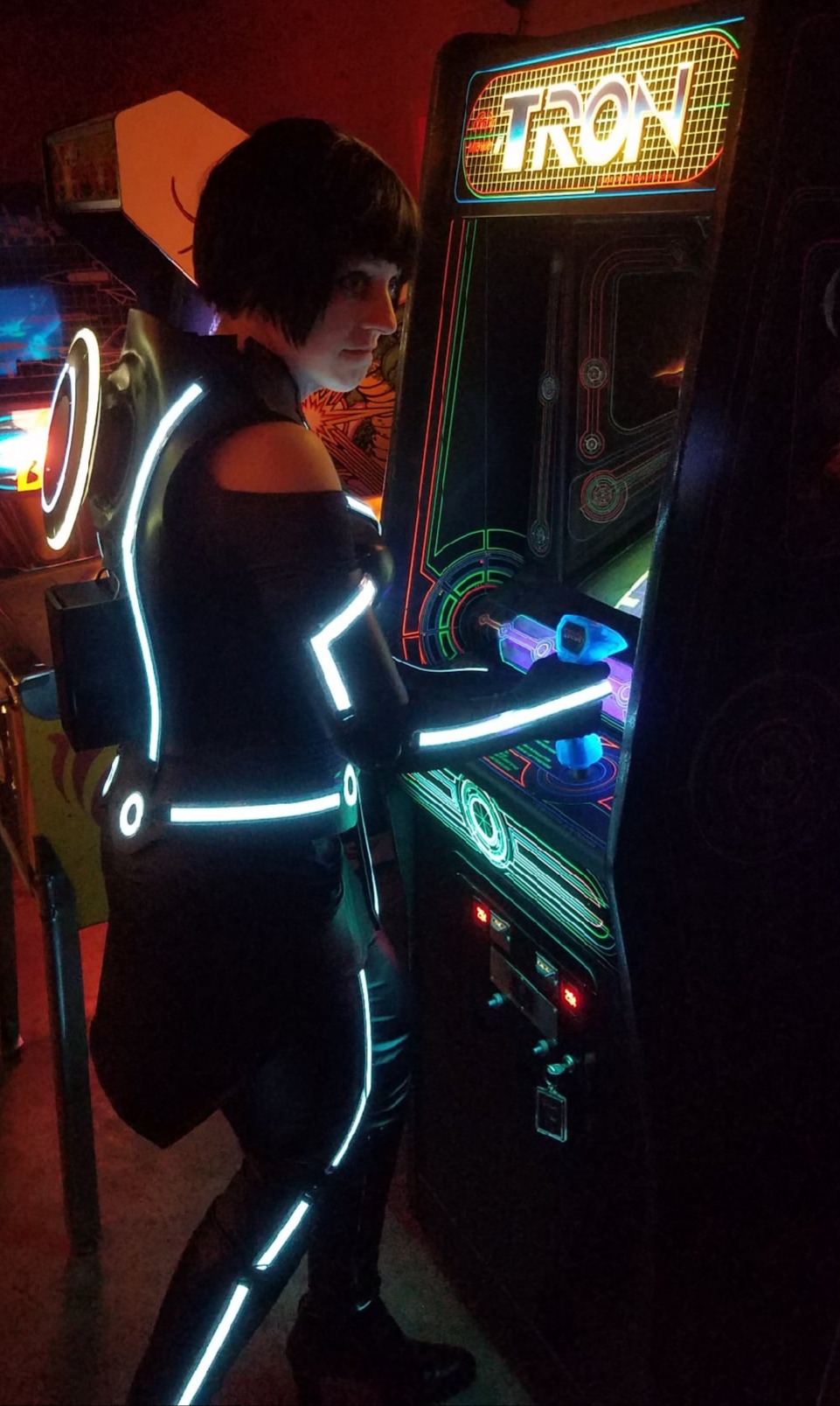 Quorra playing Tron.jpg