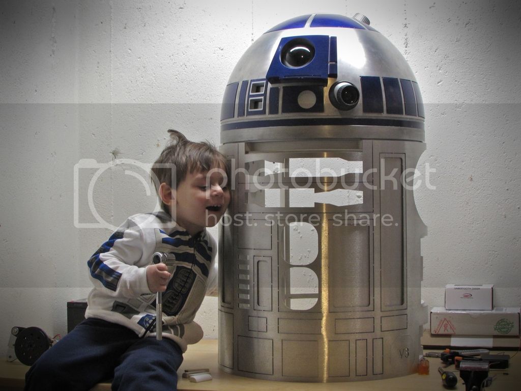r2_hug_zps9rgeqkex.jpg