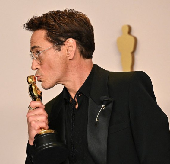 Robert-Downey-Jr-Wins-Best-Actor-in-a-Supporting-Role-2024-Oscars.jpg