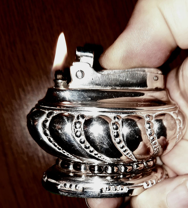 Ronson Crown Lighter Lit 01.jpg