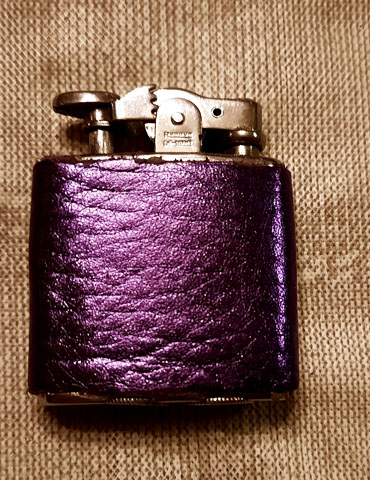 Ronson De-Light Metallic Purple 02.jpg