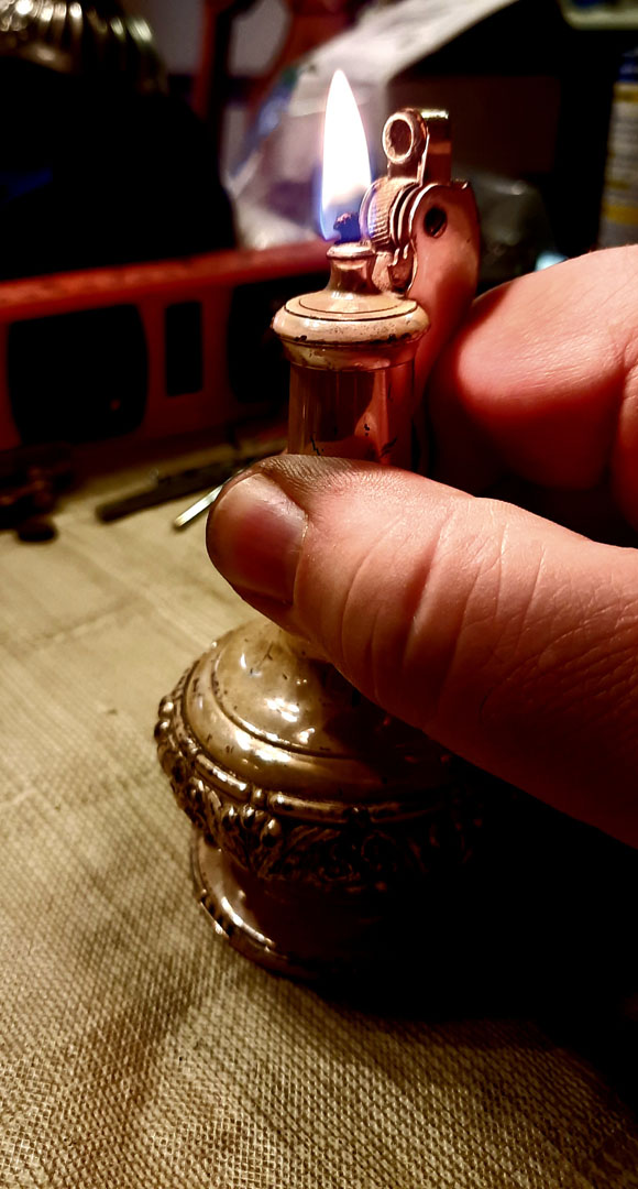 Ronson Decanter Lighter 02 Lit.jpg