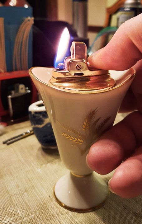 Ronson Lenox Wheat Lighter 03 Lit.jpg