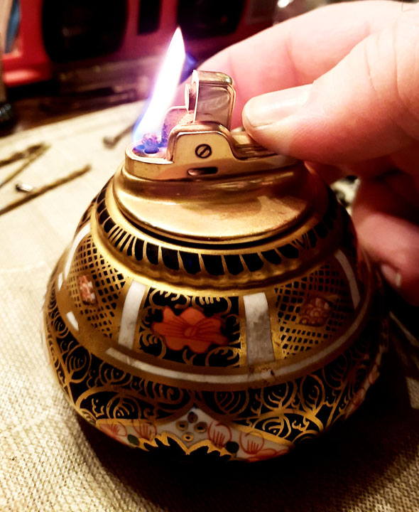 Ronson Royal Crown Derby Imari Lighter 03 Lit.jpg