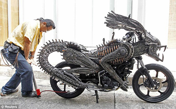Scrapmetal-Alien-Motorcycle3.jpg
