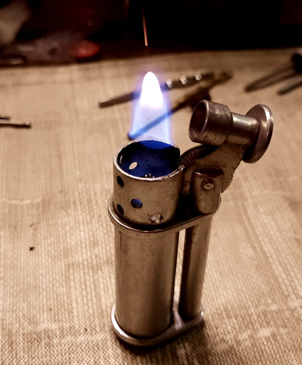 Signal U Manufacturing Fyre-Fly Lighter 04 Lit.jpg