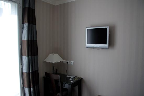small_tv_and_desk.jpg
