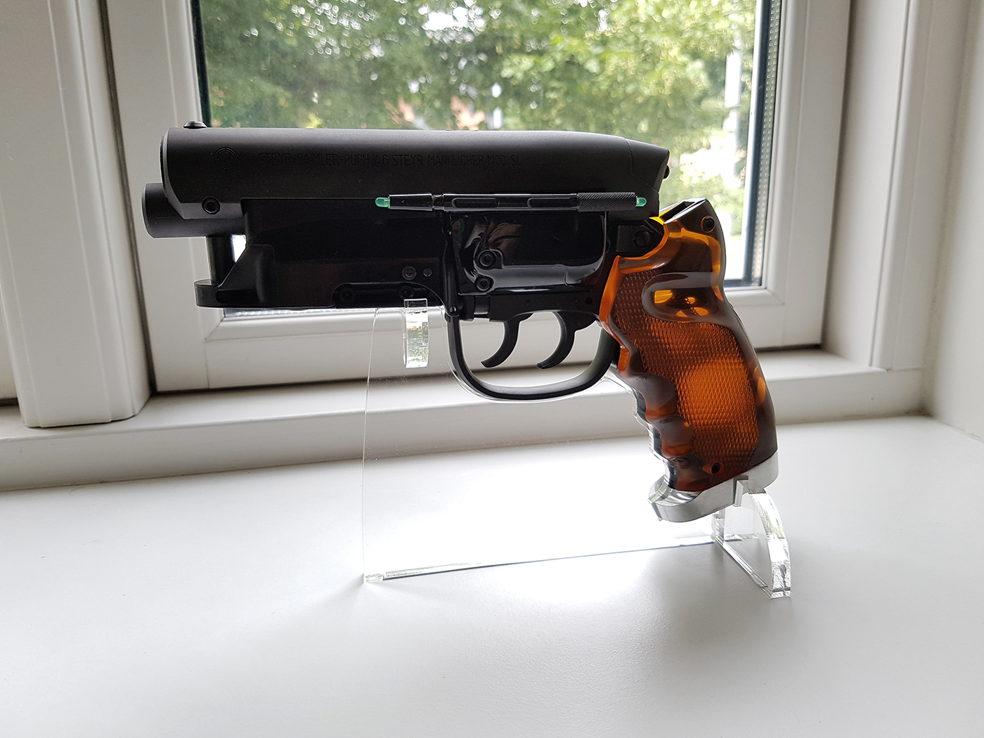 Acrylic Sci Fi Blade Runner Blaster Pistol Gun Movie Prop Display Stand 