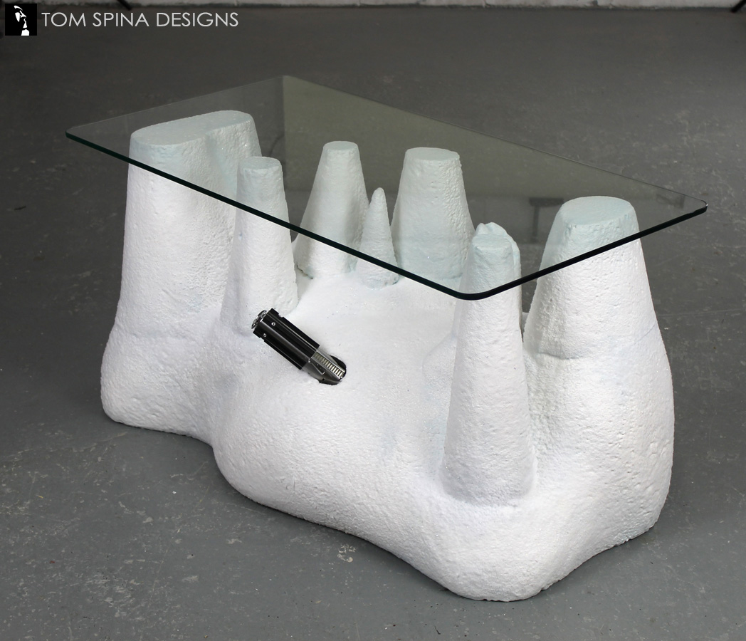 Star-wars-wampa-scene-cave-lightsaber-2_1.jpg