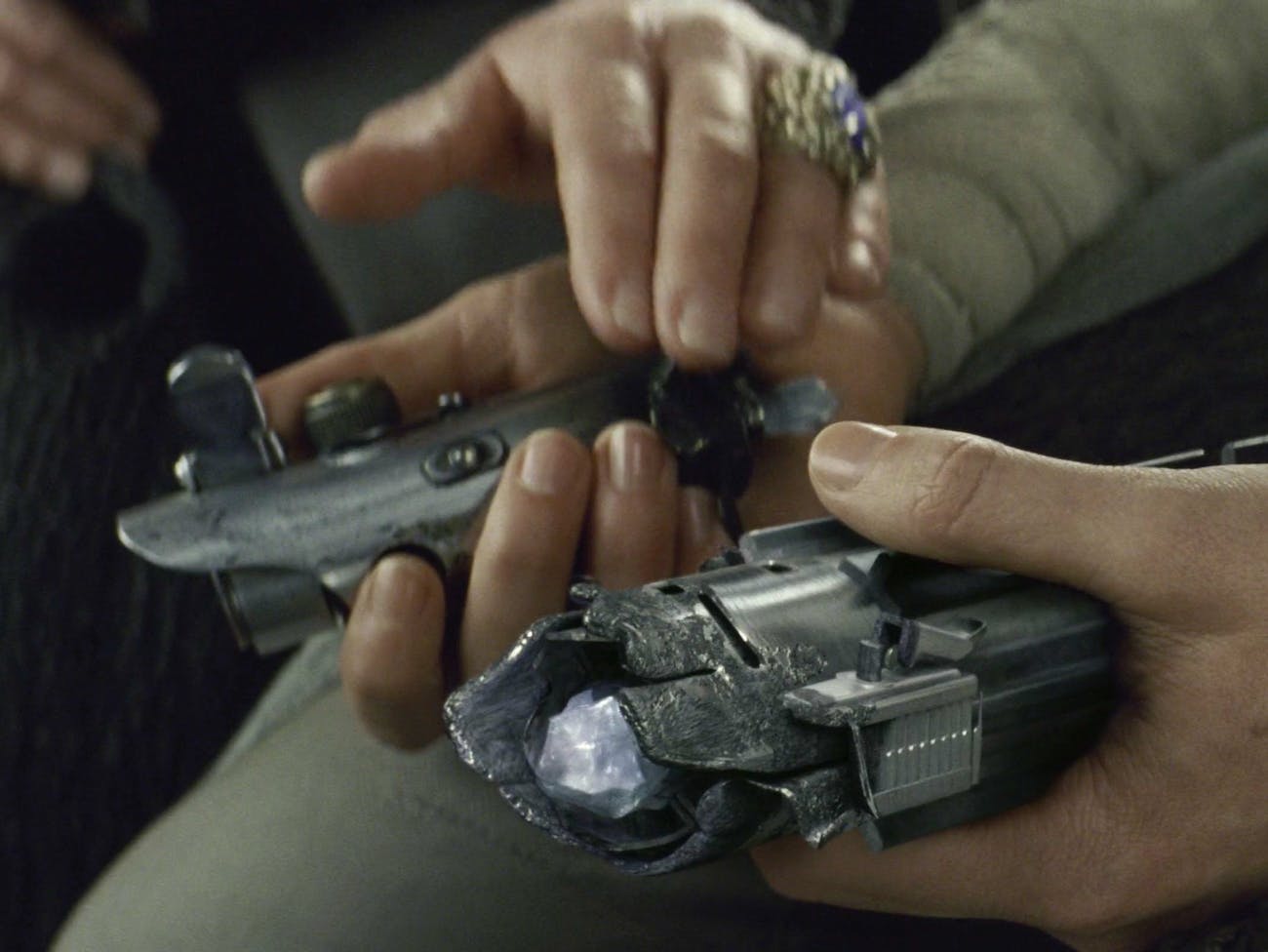 t-was-pretty-clear-that-the-crystal-was-broken-in-the-last-jedi-but-this-feels-like-official-con.jpg