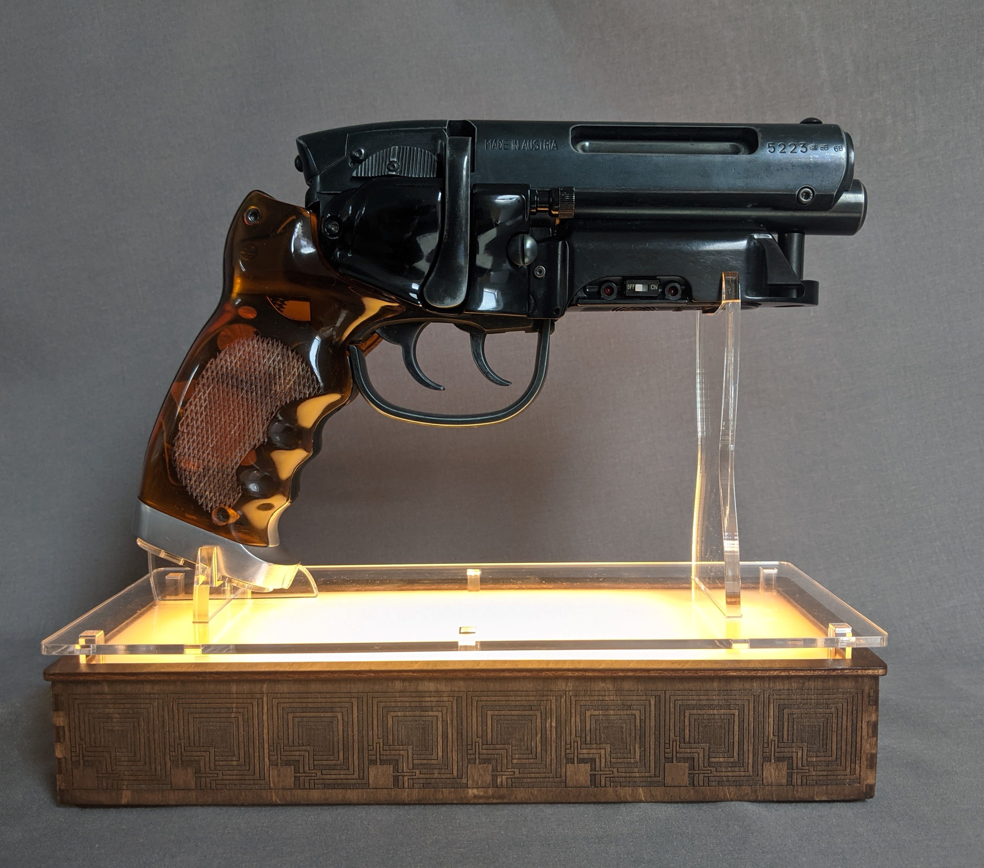 Tomenosuke Blade Runner Blaster Custom Stand - Akwalek RPF