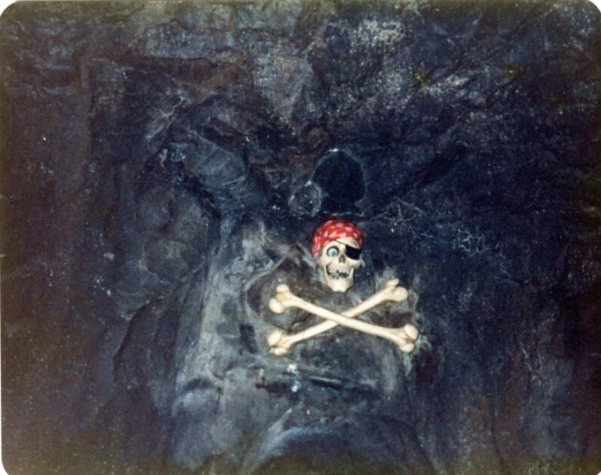 WDW Jolly Roger Pirates of the Caribbean.jpg