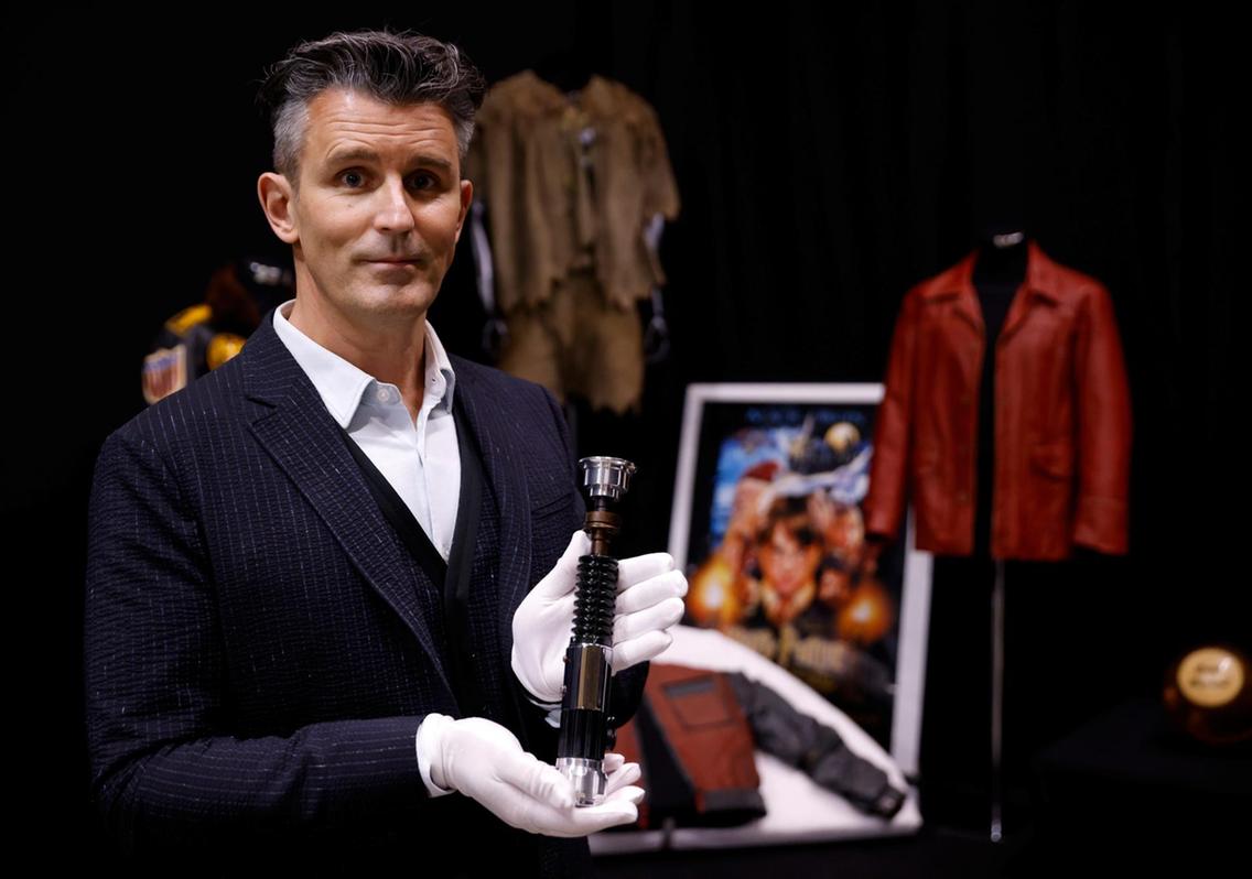 2020-10-19T230526Z_524001158_RC2ZLJ9U3D2K_RTRMADP_3_BRITAIN-AUCTION-MOVIE-MEMORABILIA.jpg