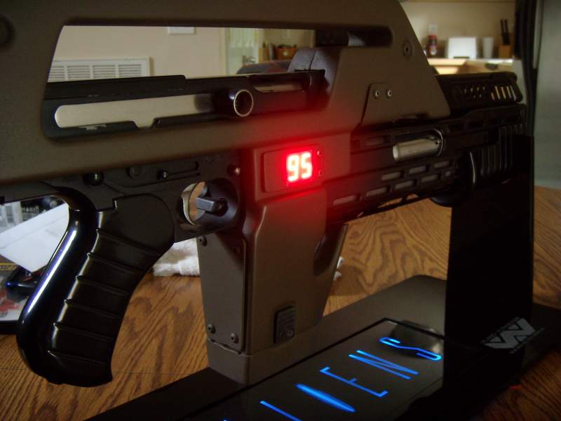 Aliens stand and Pulse rifle completed 015